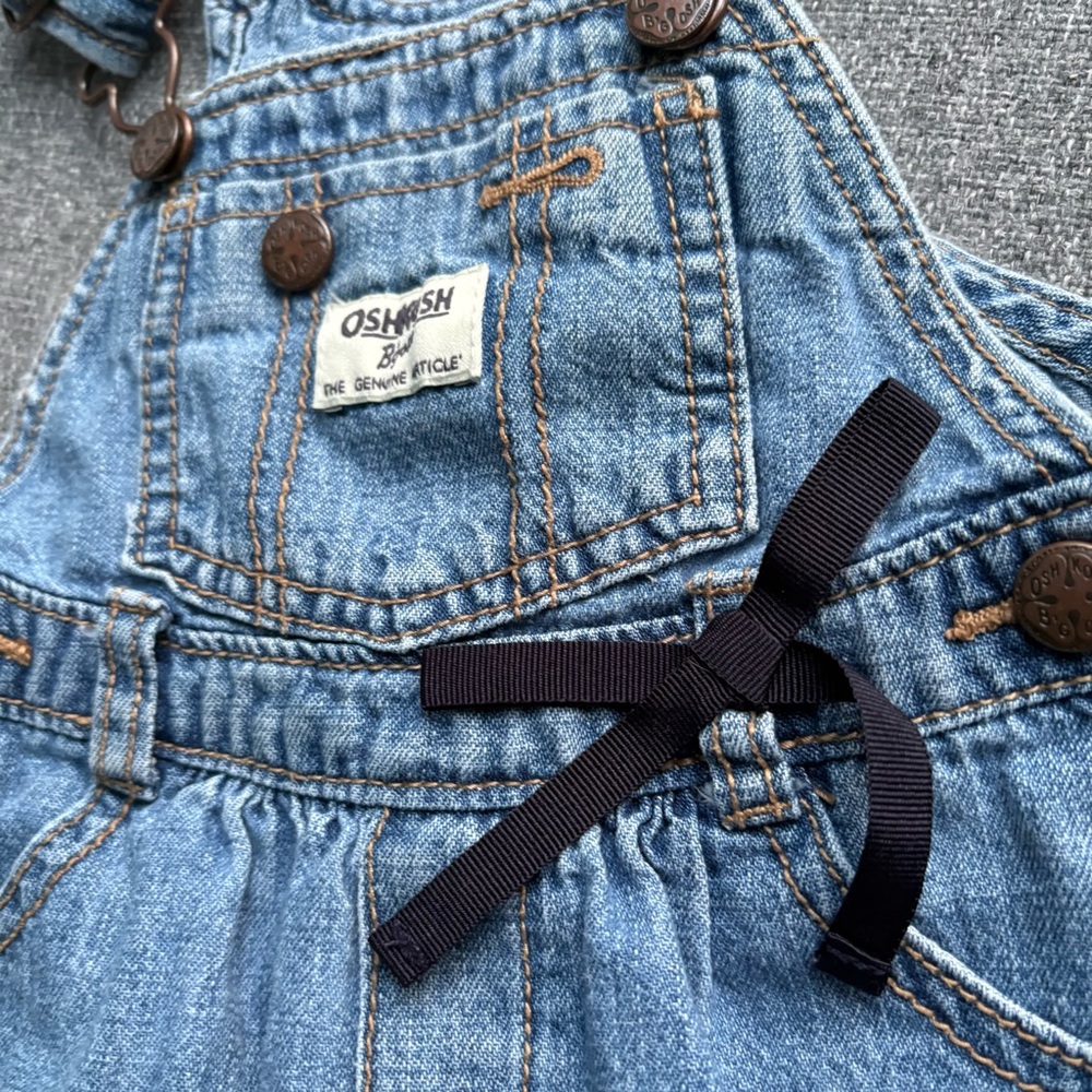 OshKosh B'gosh 24M Denim Set | Floral Jumper & Classic Overalls 24M - Picture 7 of 14